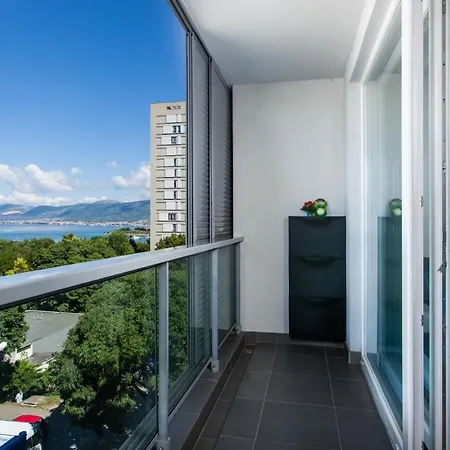 Apartment Blue Pearl Split