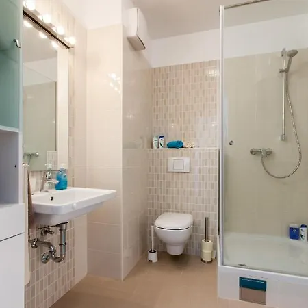 Blue Pearl Apartment Split